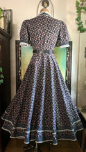 Load image into Gallery viewer, 1970’s Vintage Elderberry Rose Print Calico Gunne Sax
